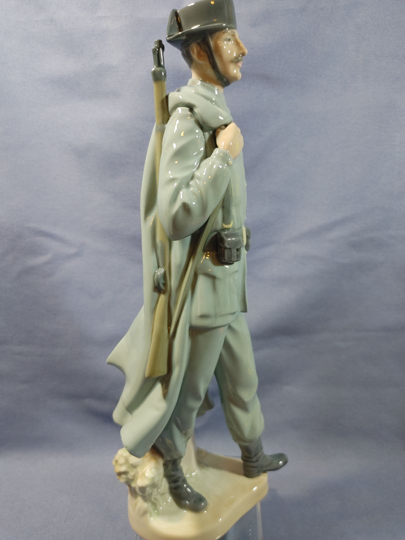Vintage Lladro Porcelain Figure #4889 “Civil Guard” In Original Packaging Spain, 11.5