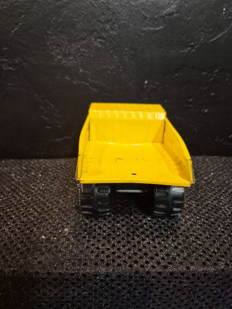 Yellow Remco 1985 Caterpillar 785, 7" × 4"