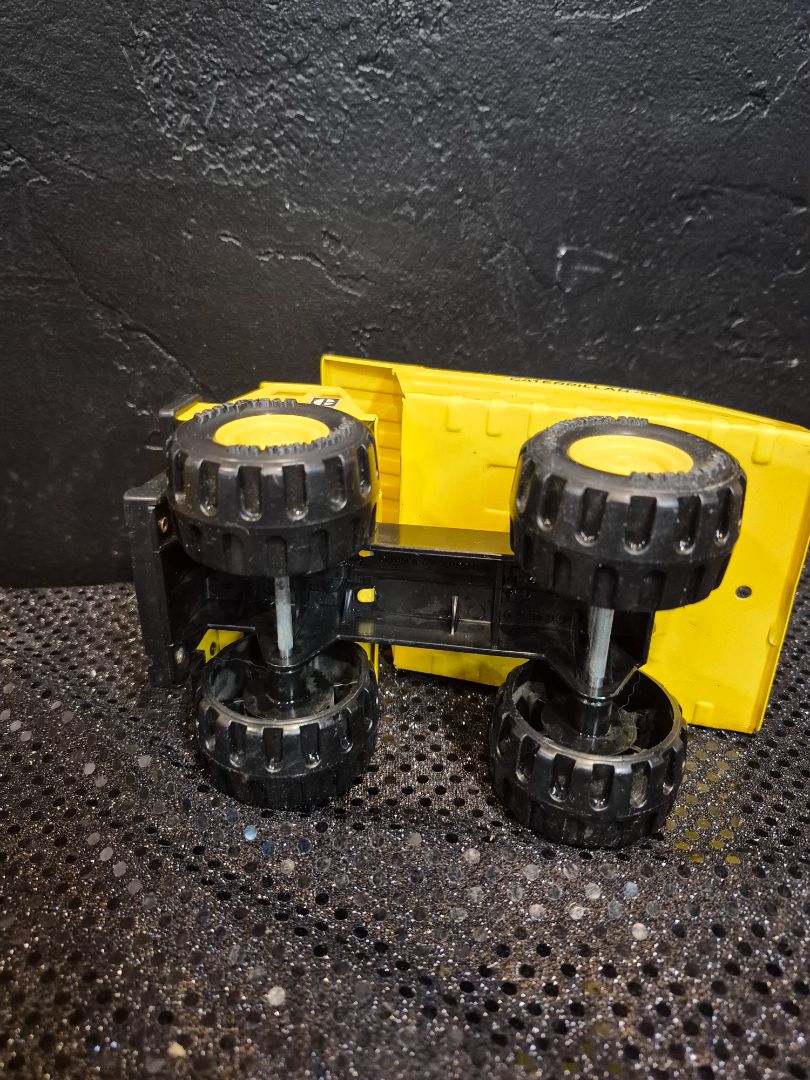 Yellow Remco 1985 Caterpillar 785, 7" × 4"