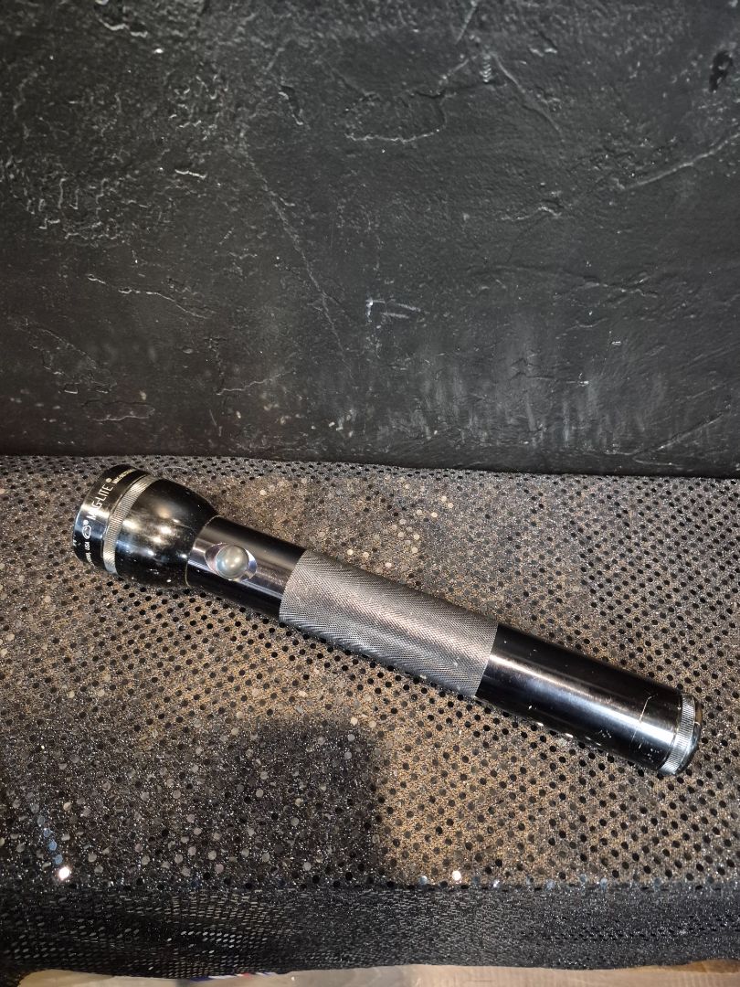 Black  Mag Lite Flashlight, 12"