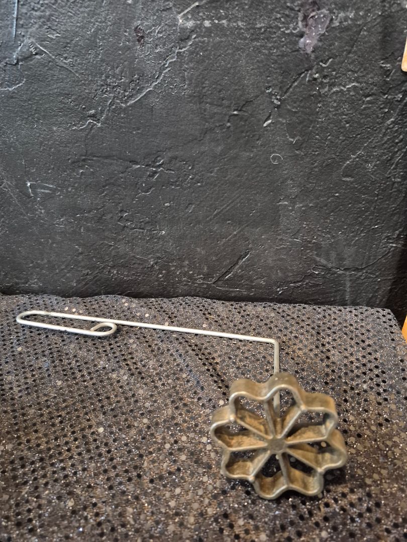 Vintage Rosette Iron Flower Pastry Stamp, 3" w/10" Handle