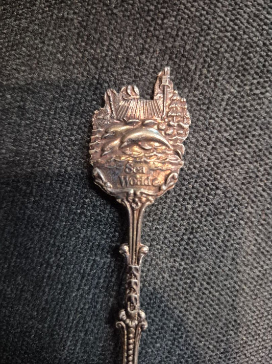 Vintage 1981 Sea World Silver Plate Bas Relief Dolphin Park View Souvenir Spoon, 5"