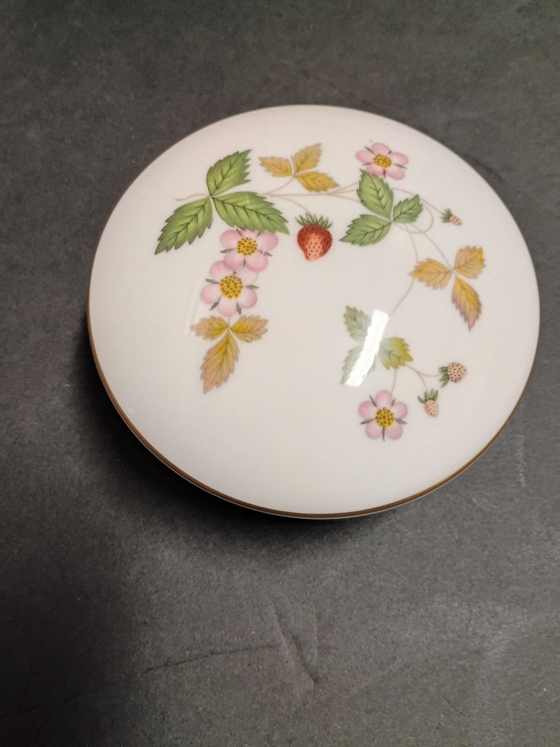 Wedgewood Wild Strawberry trinket box