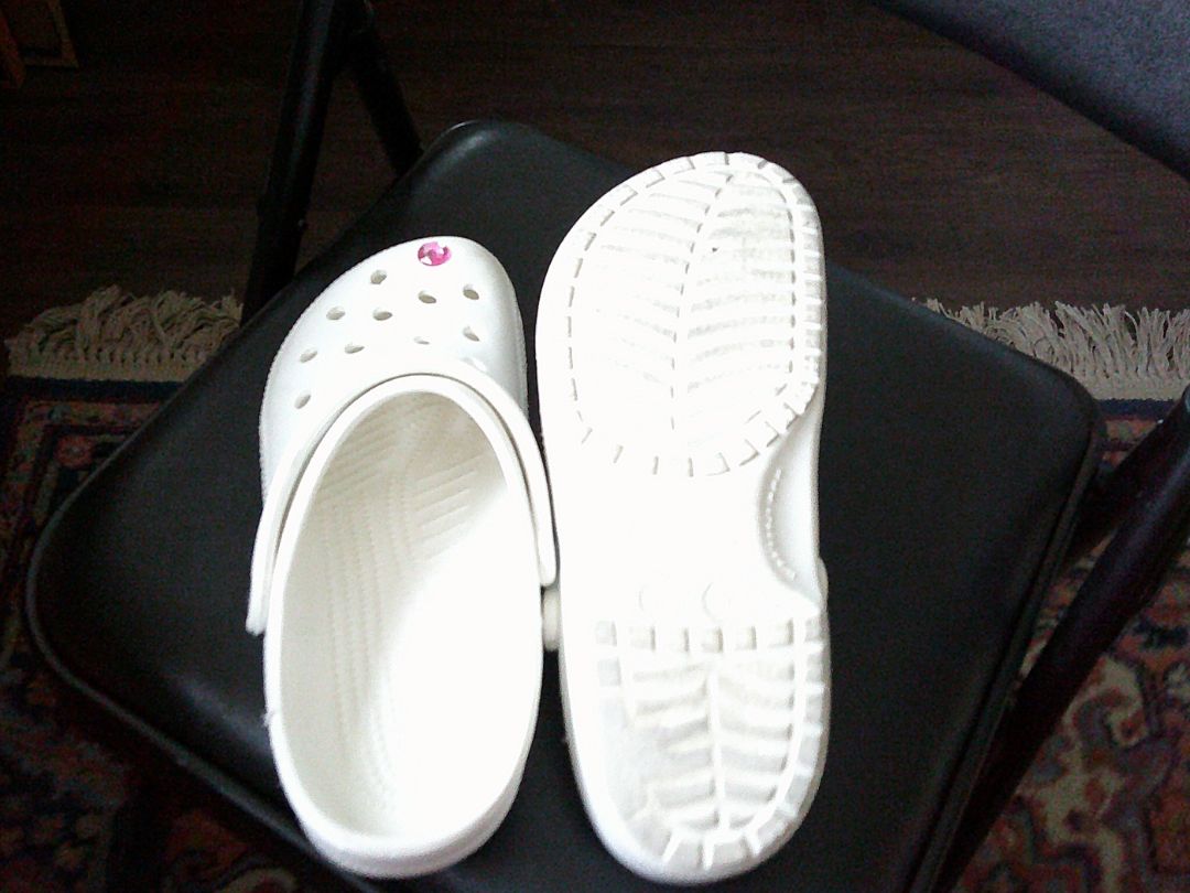 WHITE  CROCS SIZE 7 MENS 9-WOMENS