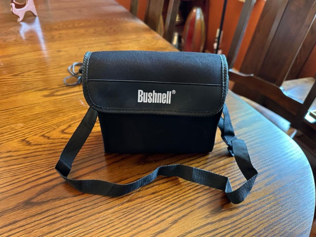 Bushnell Binoculars 10x-30x50 197 feet at 1000 yds