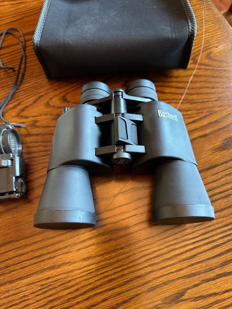 Bushnell Binoculars 10x-30x50 197 feet at 1000 yds
