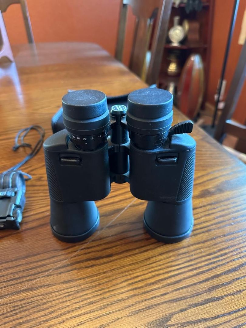 Bushnell Binoculars 10x-30x50 197 feet at 1000 yds