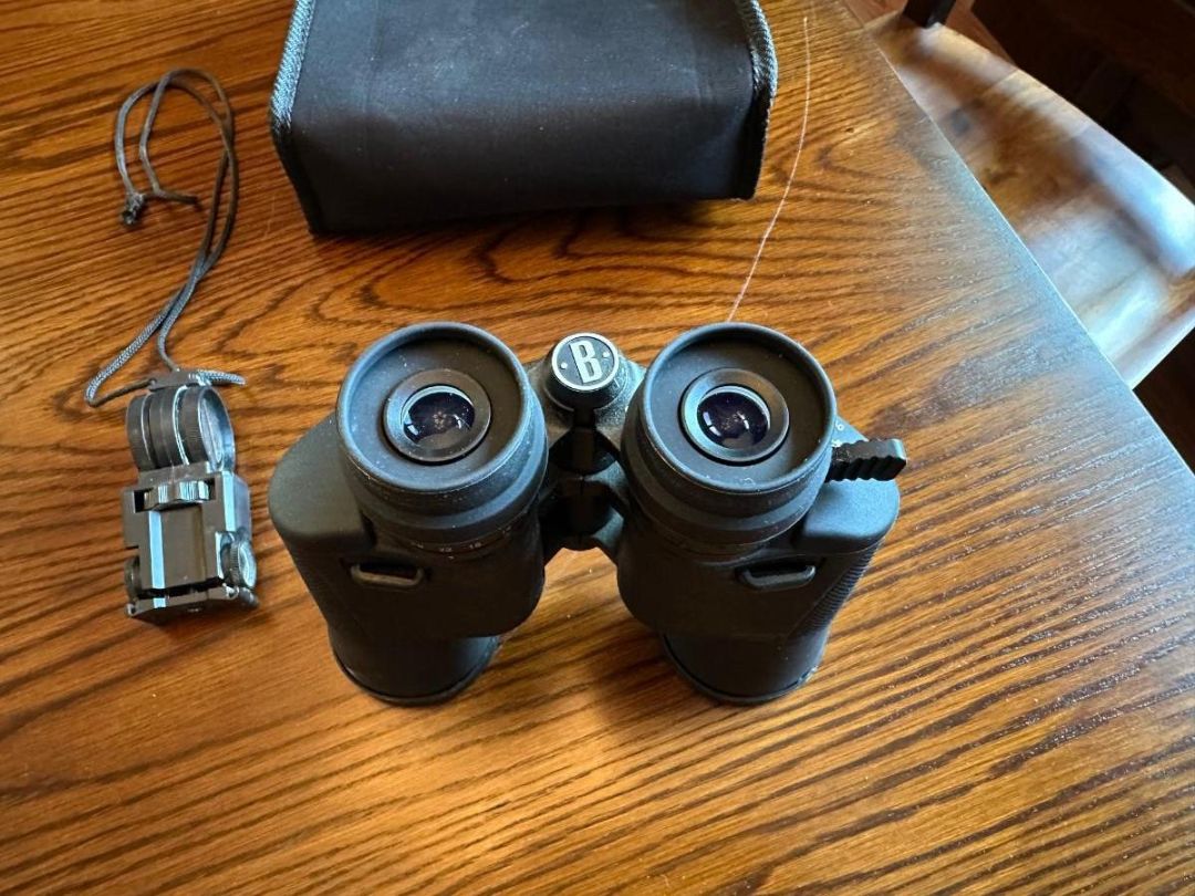 Bushnell Binoculars 10x-30x50 197 feet at 1000 yds