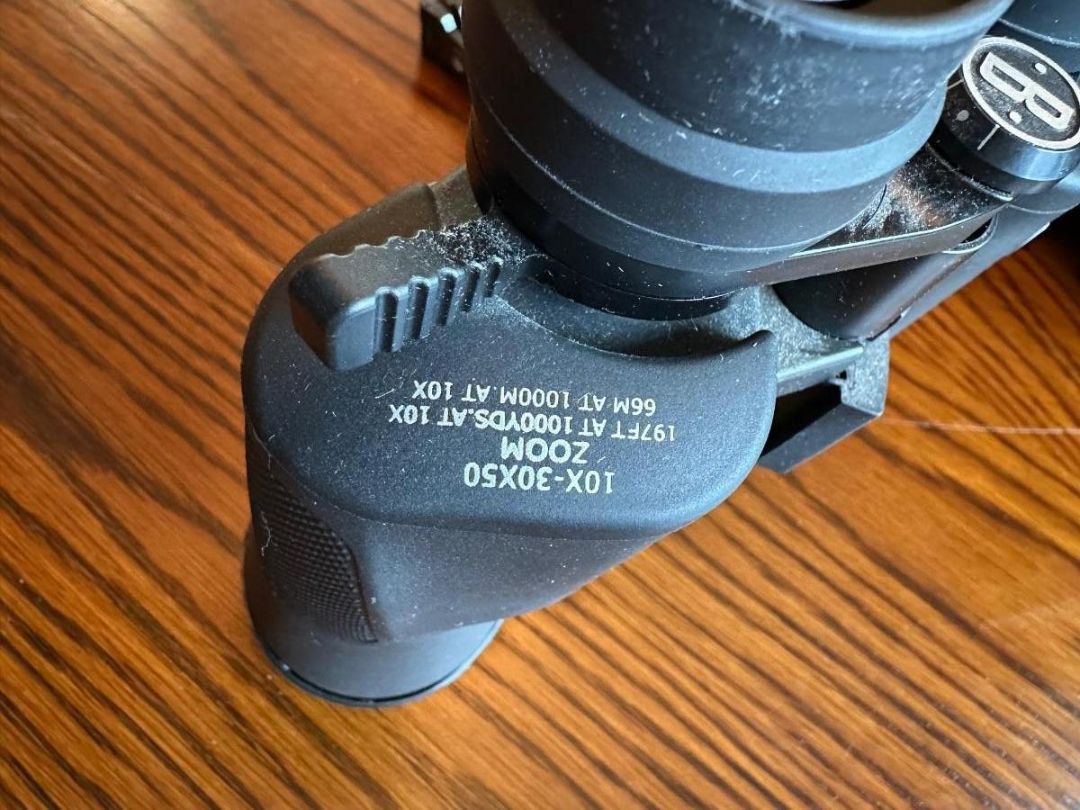 Bushnell Binoculars 10x-30x50 197 feet at 1000 yds