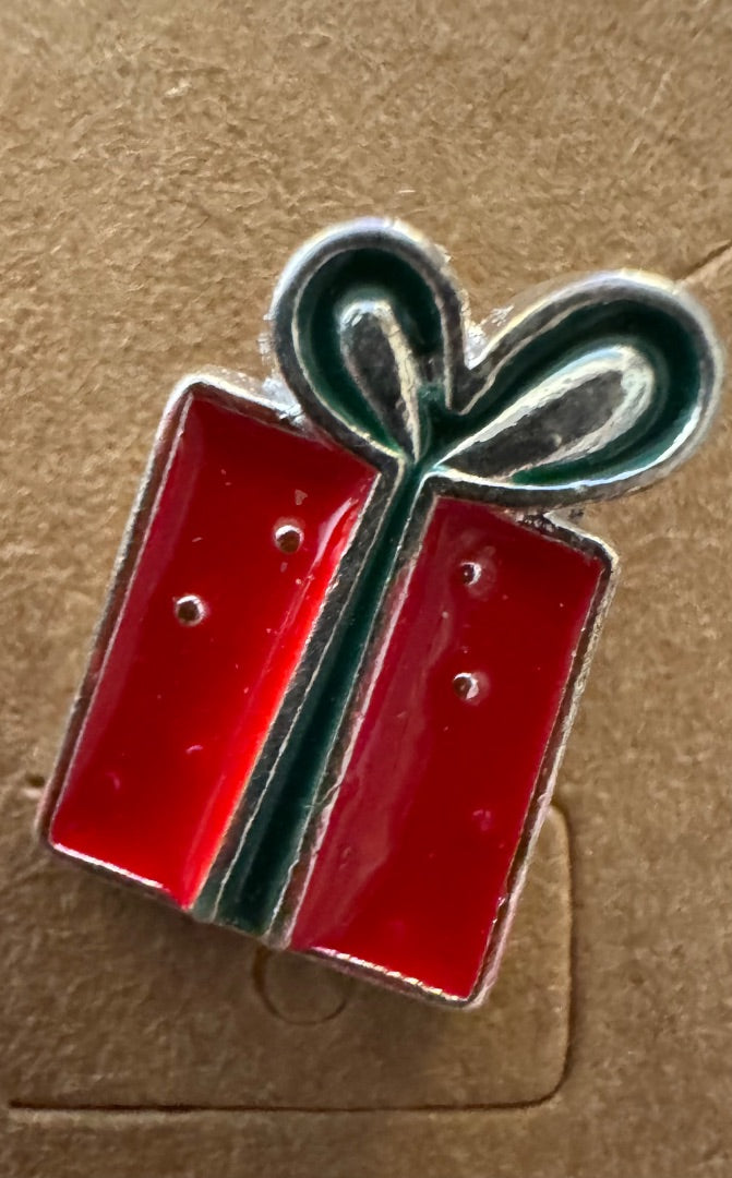 H-red present stud earrings