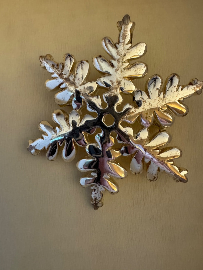 H-Silvertone Snowflake pin/brooch