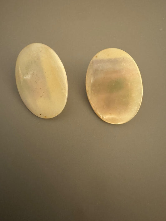 Oval motherofpearl stud earrings