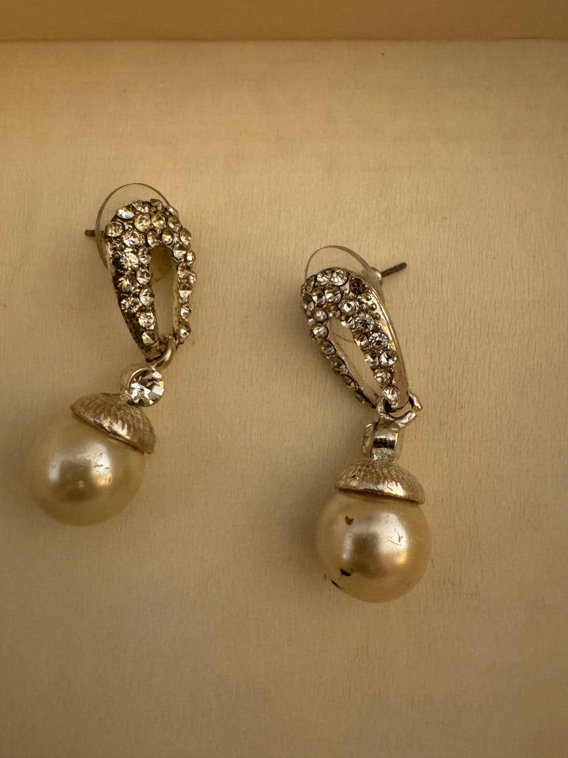 Rhinesotne w/pearlf drop stud earrings