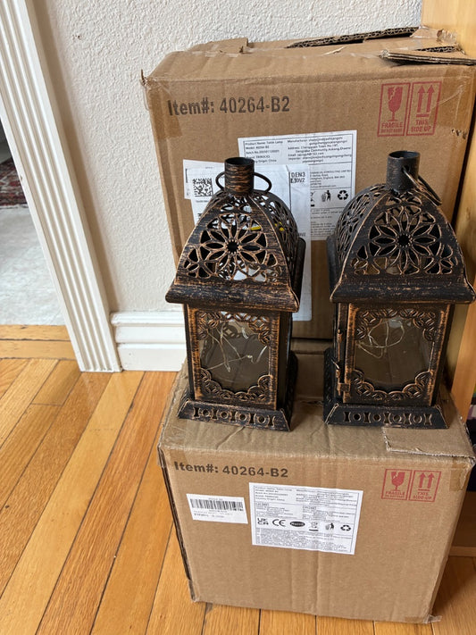 Battery-operated antique-look lantetn, 8 inches