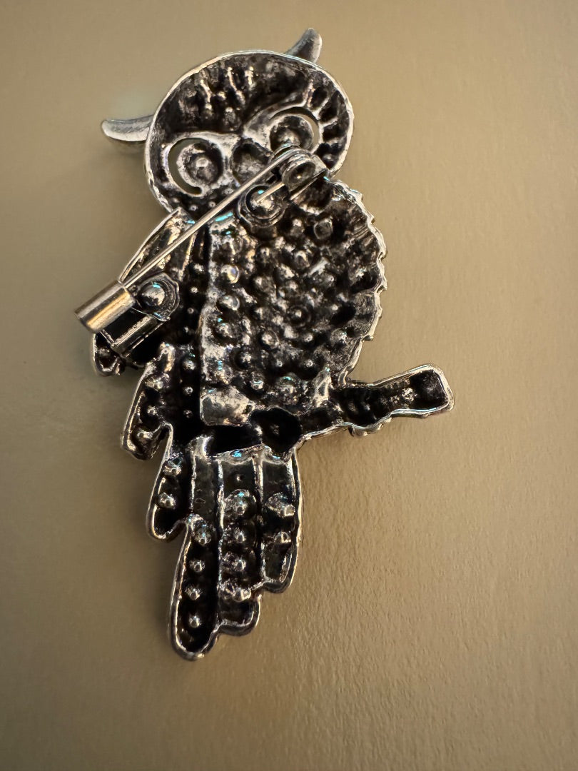 Lg Owl red/silvertone brooch