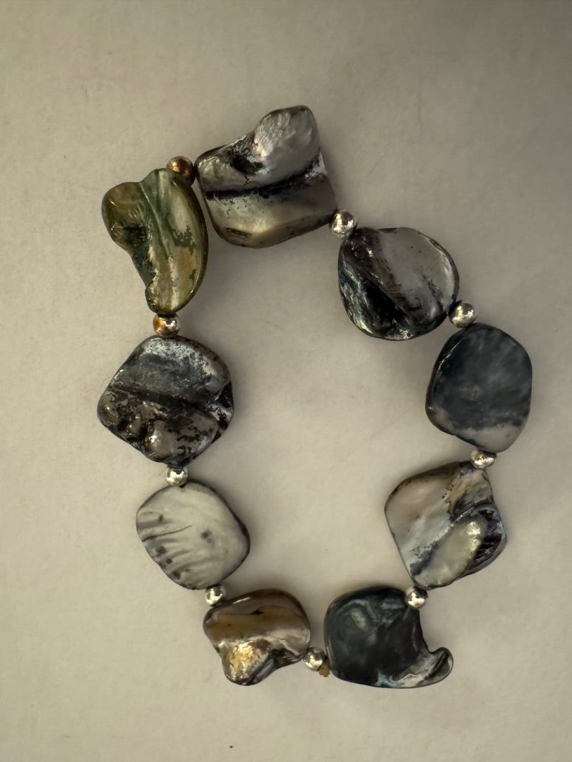 Dark gray shell stretchy bracelet