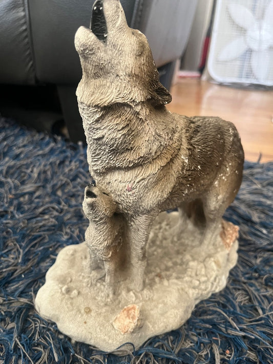 Wolf with pup statue Collectible