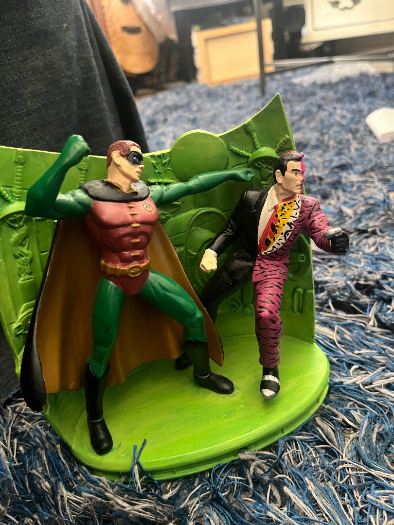 Limited edition Robin vs Two-face Collectible