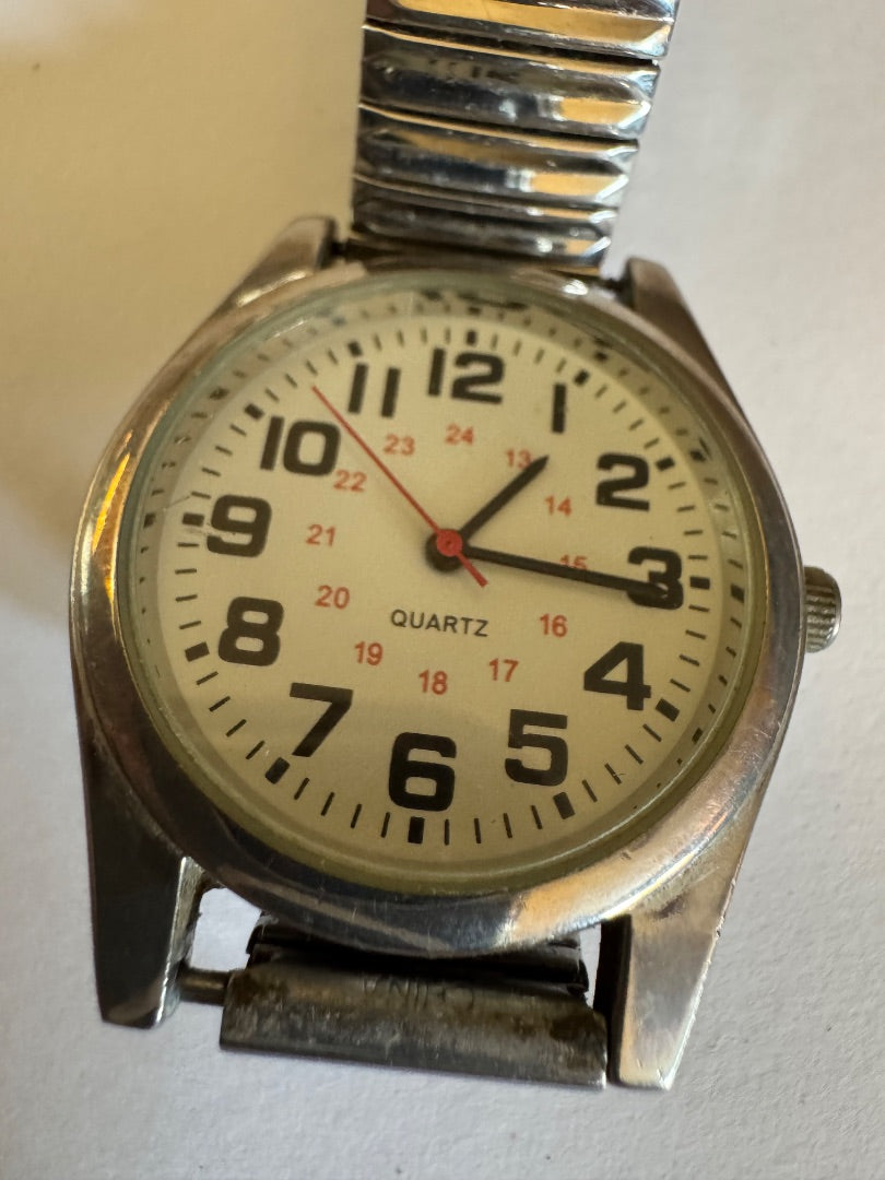Mens unbranded analog watch w/military untested