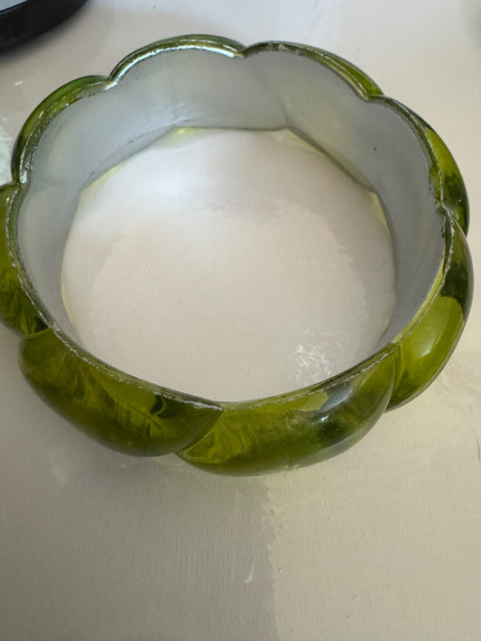 Scalloped plastic green bangle