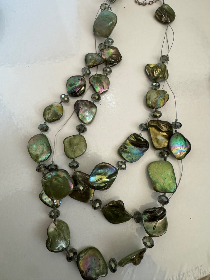 Green dyed shell wire necklace