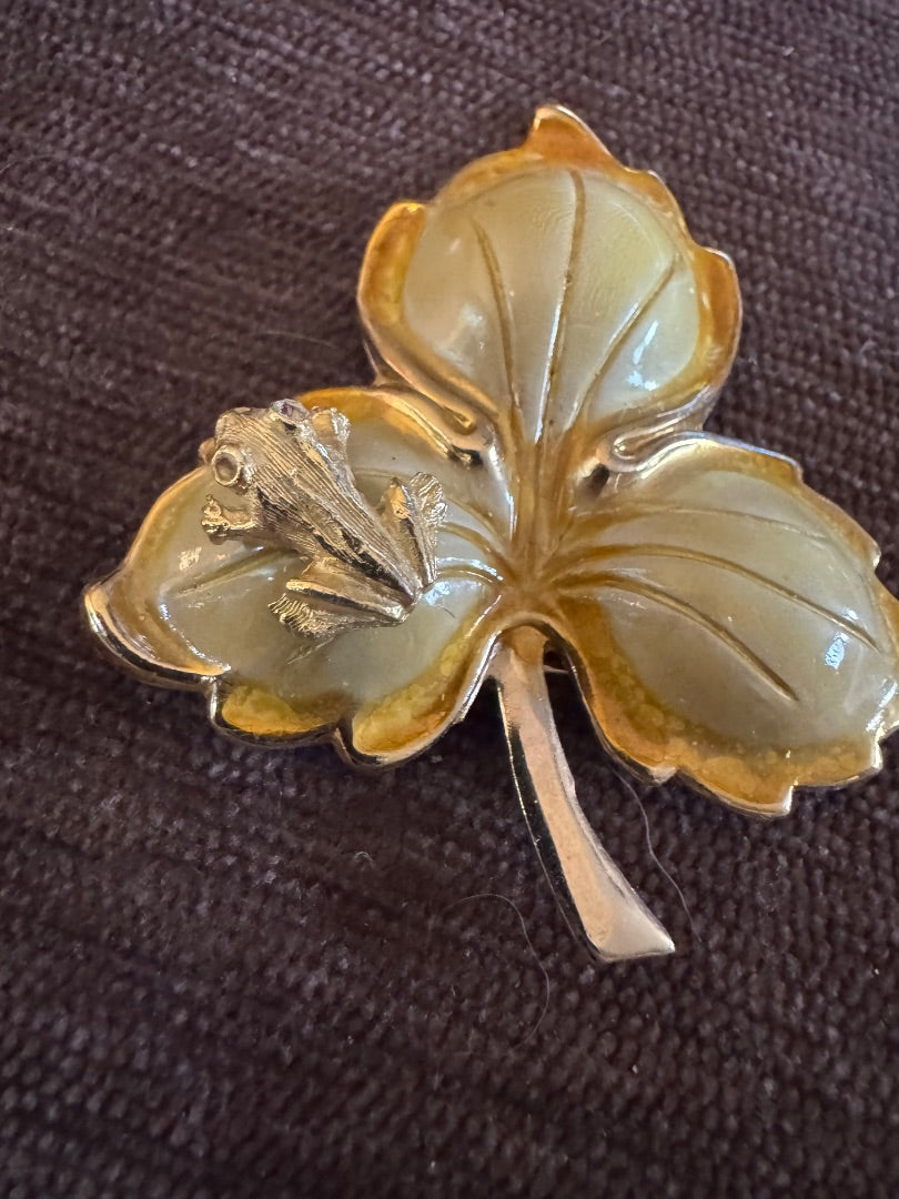 Beuxjewels leaf frog brooch