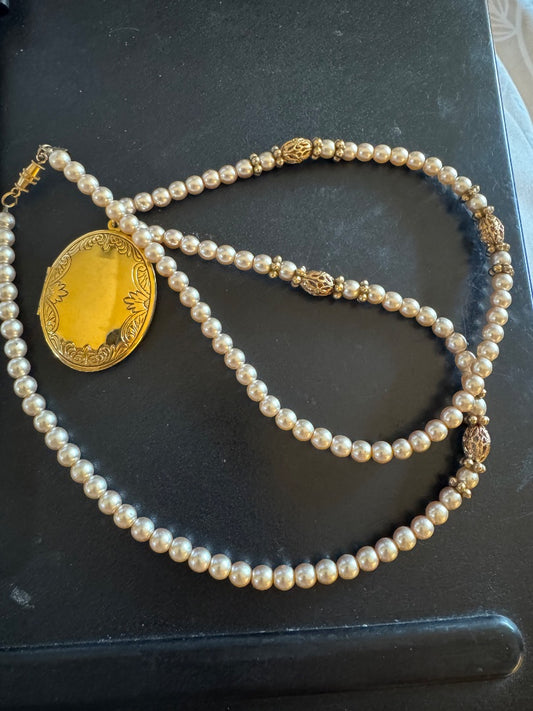 1928 Faux pearl locket