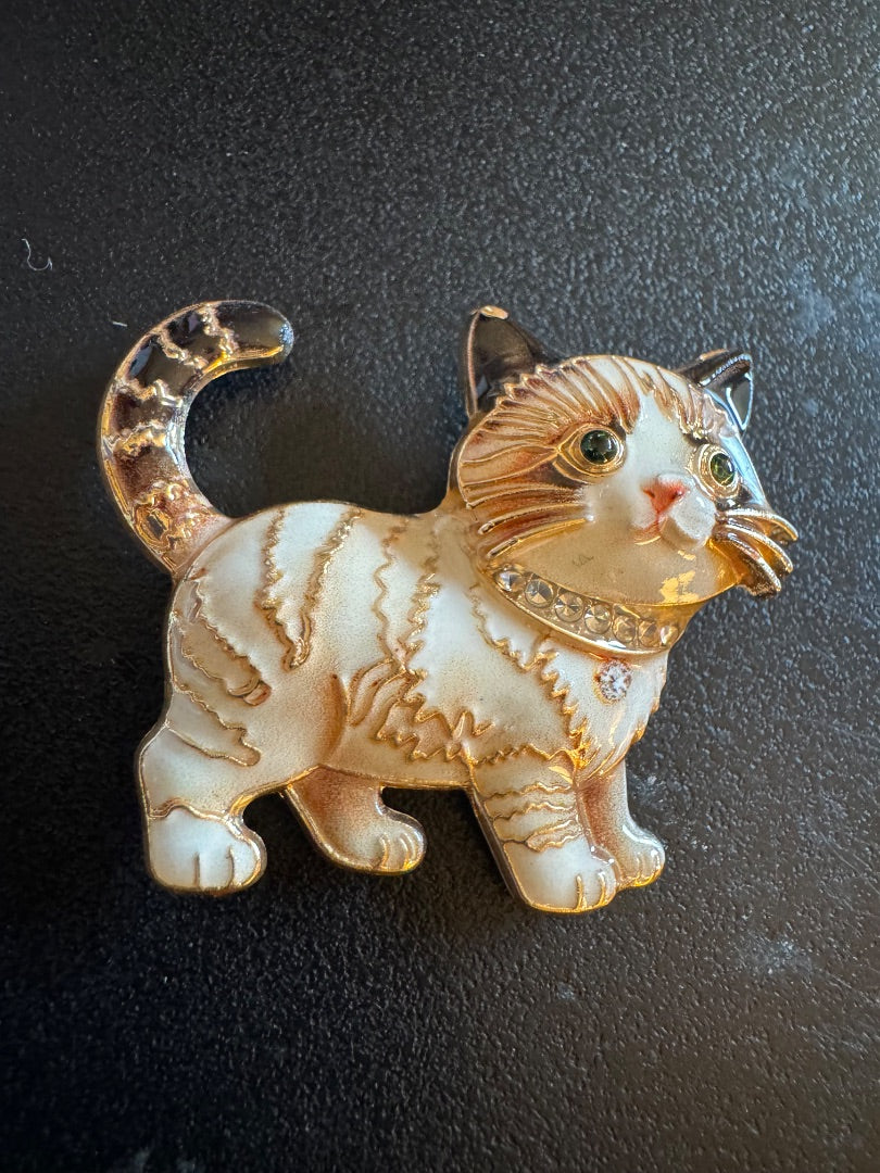 White tan small cat brooch