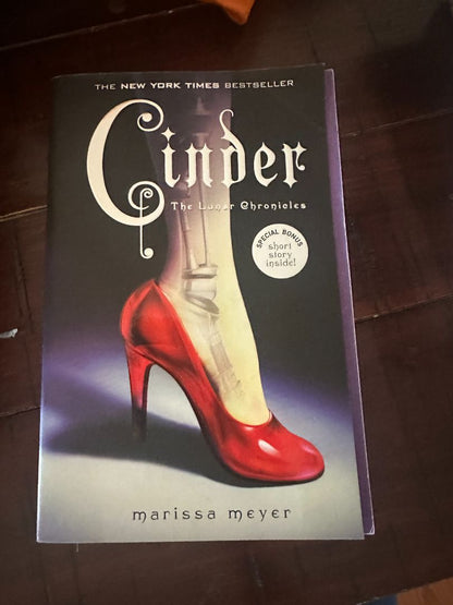 Paperback - Cinder by Marissa Meyer, 8 x 5 x 2