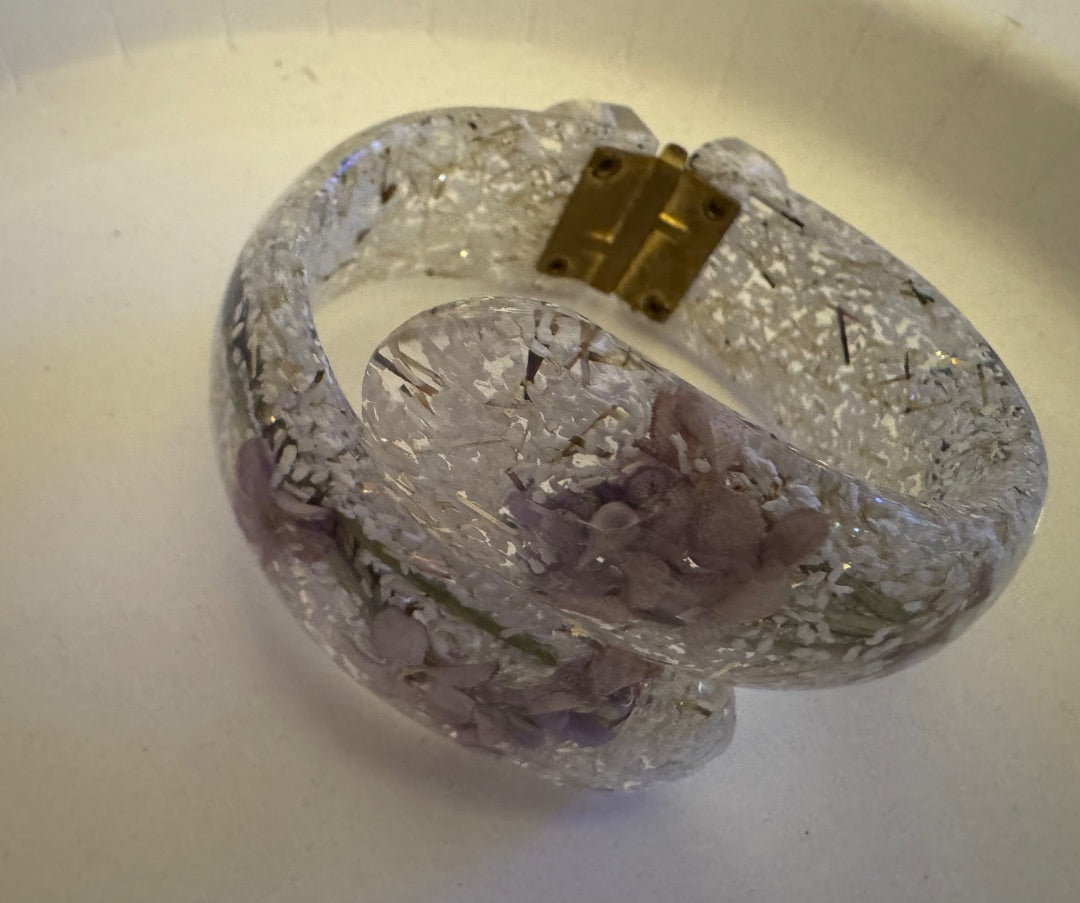 Lucite?? flower confetti clamper bracelet