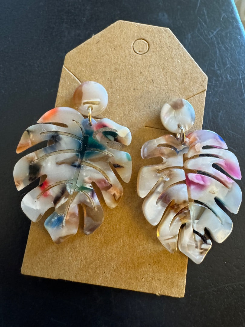 Cutout leaf earrings