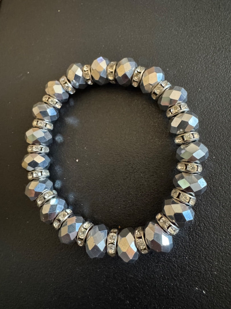 Shiny faceted silver stretchy bracelet