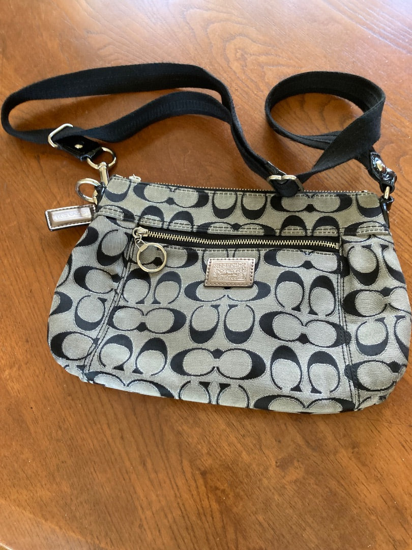 Coach handbag over shouldet
