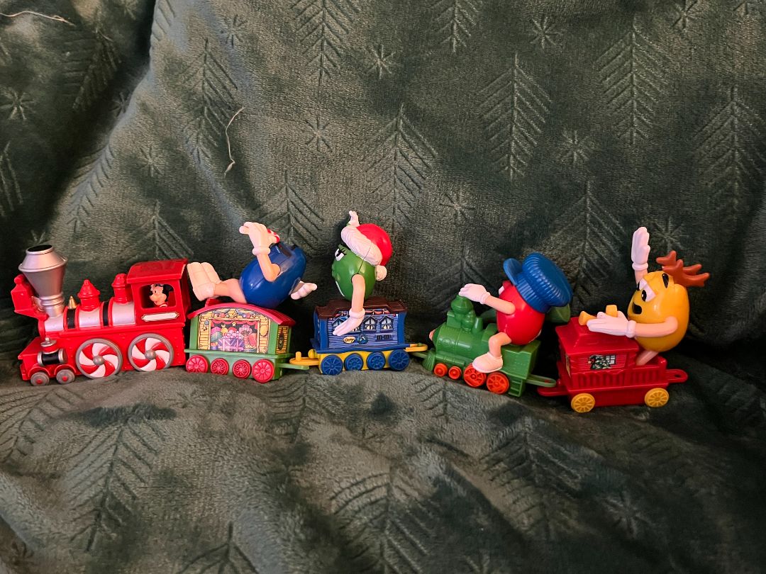 M & M Train set - 5 pieces including engine and caboose
