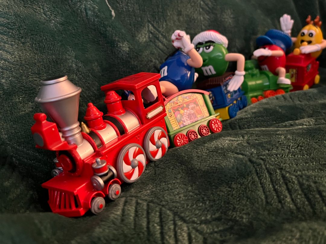 M & M Train set - 5 pieces including engine and caboose