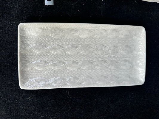 Enamel tray with knit pattern