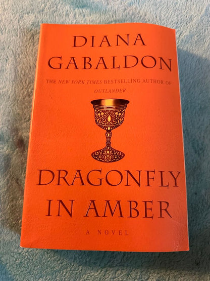 Book - Dragonfly in Amber - Diana Gabaldon - Softcover, 10 x 5 x 2