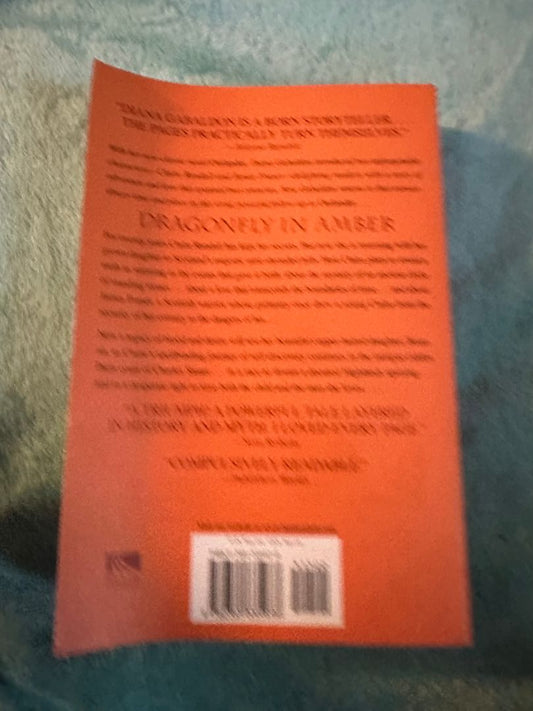 Book - Dragonfly in Amber - Diana Gabaldon - Softcover, 10 x 5 x 2