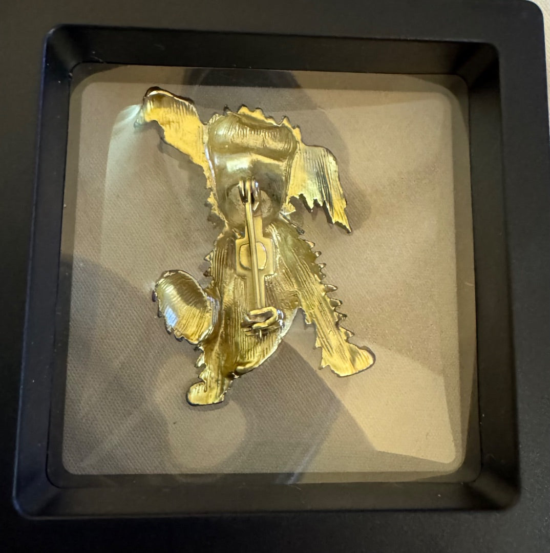 Gold tone sitting dog brooch