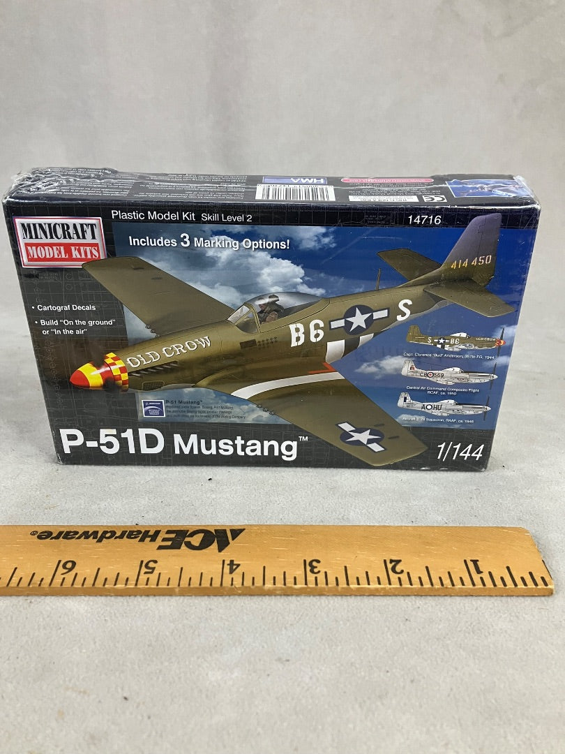 Green Minicraft kits Model Plane, 1/144