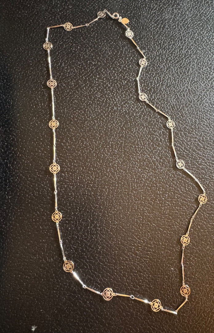 Avon silvertone circle accent necklace