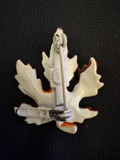 Small maple leaf pin