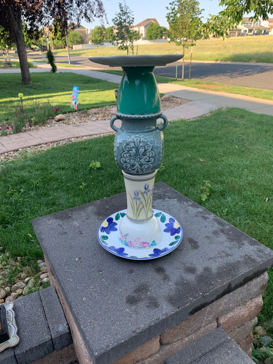Bird bath blue green with bunny plate