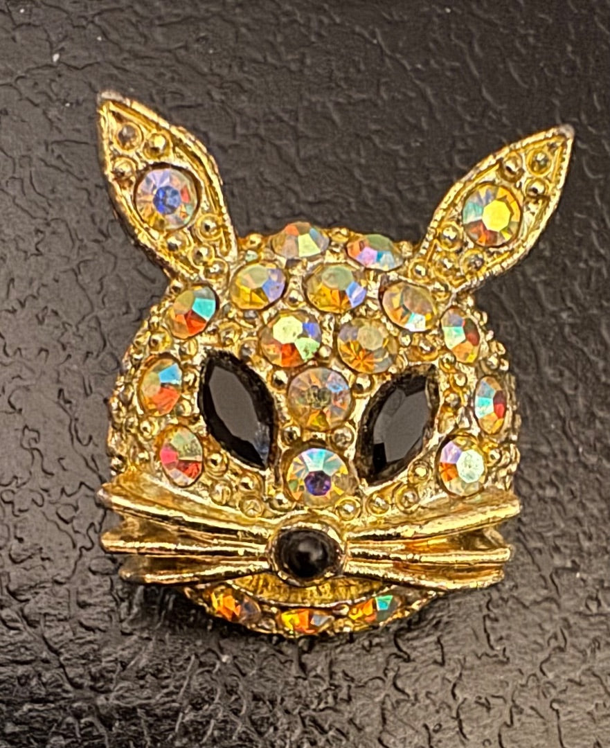 Cat face silver tone brooch