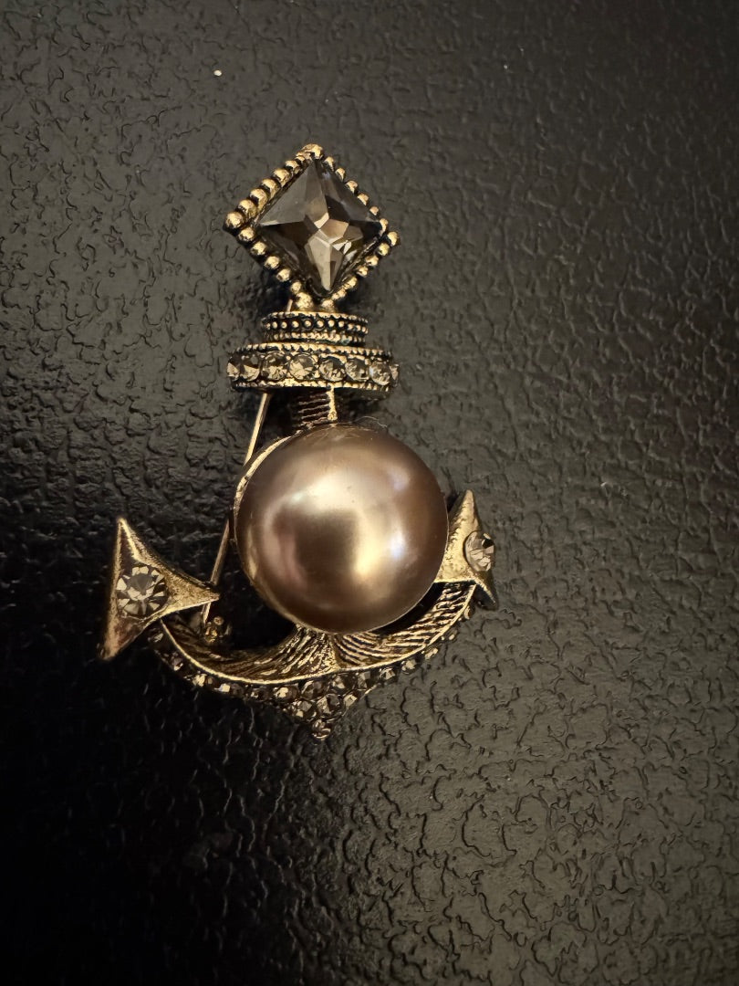 Anchor faux pearl brooch
