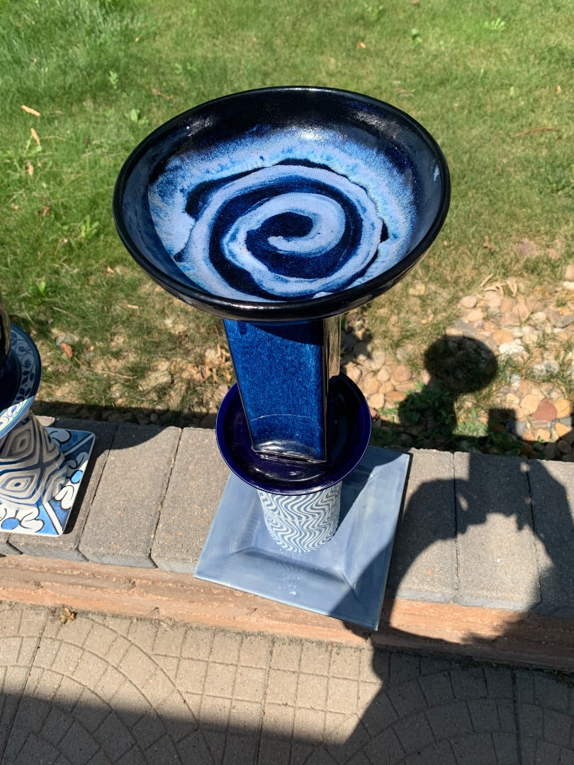 Bird bath blue w/swirl bowl