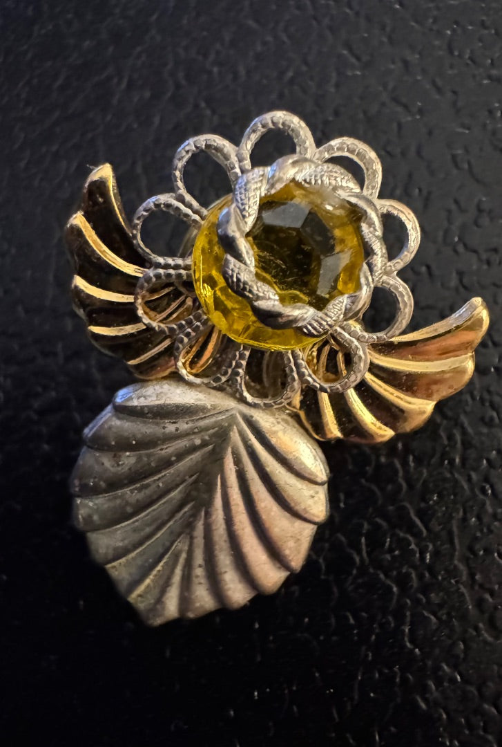 Angel w/yellow bead push pin
