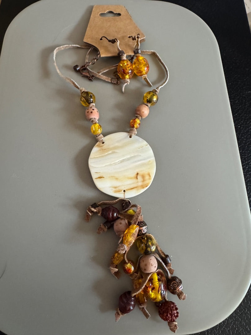 Brownbeadwhiteshell necklace w/earrings