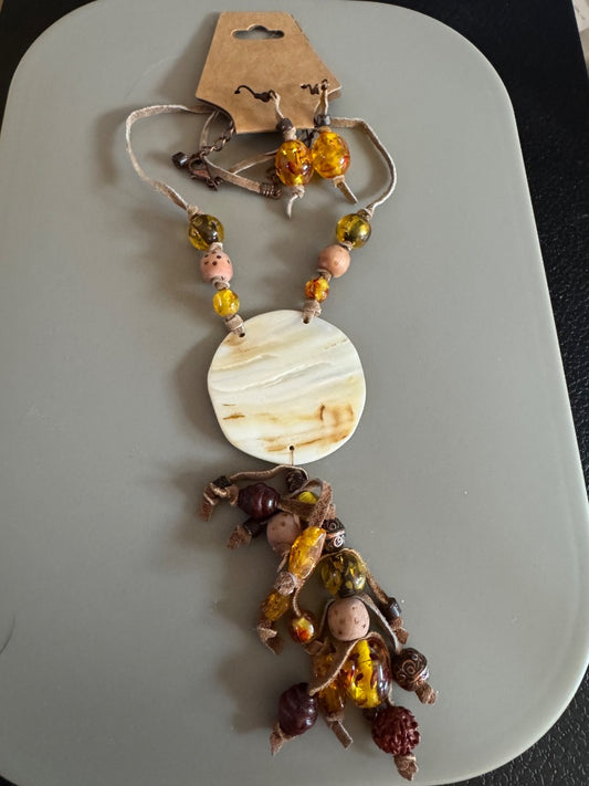 Brownbeadwhiteshell necklace w/earrings