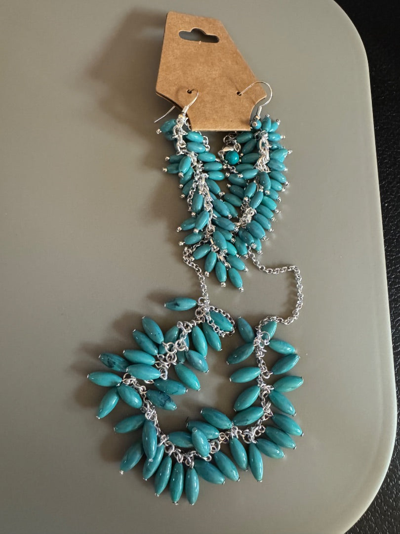 Turq color bead silvertone necklace w/earrings
